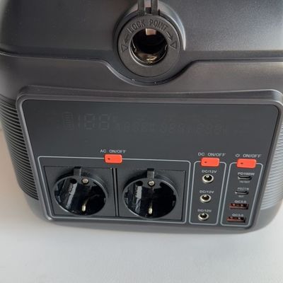 LiFePO4 Batterie-Ladebank 600W Mobilstrom mit QC3.0 Ausgang 18W und LED-Beleuchtung 11W