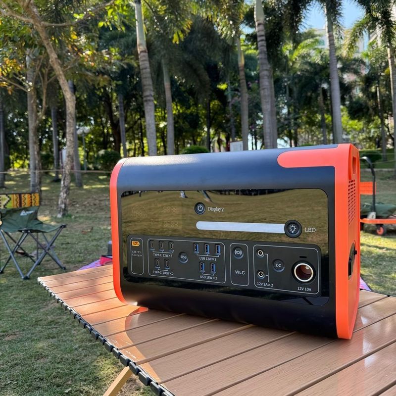 AC/DC/Type-C/PV-Ladegerät 2200 Watt mobiler Solargenerator mit drahtlosem Ladegerät