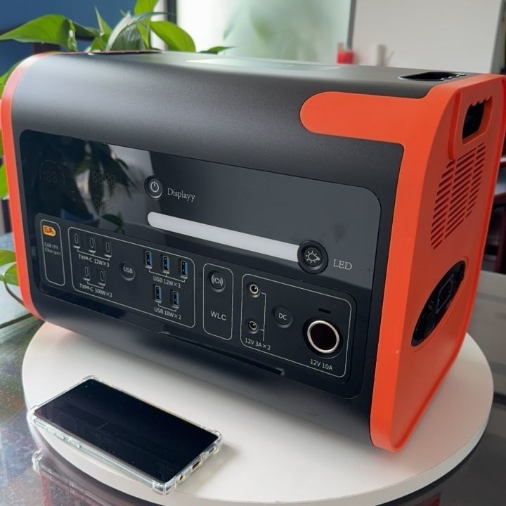 800W Solar-Ladestation für tragbare Energiespeicher in Schwarz mit Orange